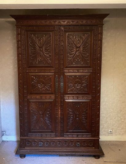 null Natural wood cabinet carved with flowers

H : 226 L : 67 D : 37 cm.