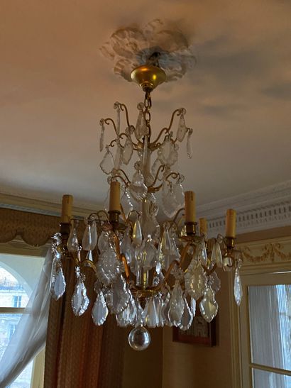 null Metal chandelier with eight arms of light

H : 90 D : 60 cm.