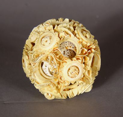 null An ivory Canton ball, with openwork decoration of dragons and small mobile balls,...
