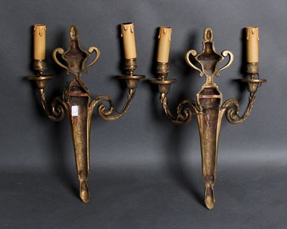 null A pair of bronze two-light sconces decorated with a fire pot, Louis XVI style

H...