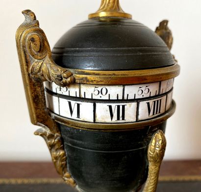 null Pendulette tournante en forme de vase antique sur piédouche et serpent en métal...