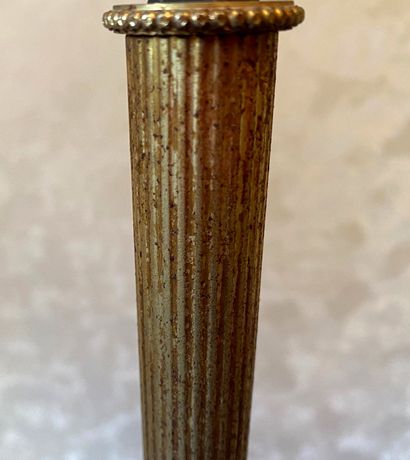 null *Lampadaire tripode en métal doré

H : 145 cm. (rouille)