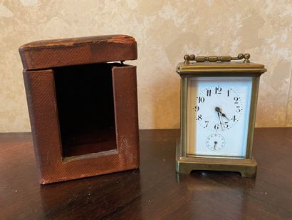 null *Brass officer's clock and its original box damaged

H : 12,5 cm. (cracks in...