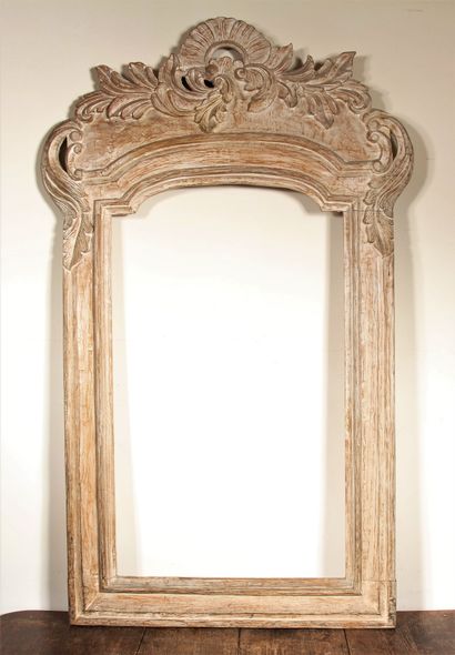 null White lacquered cut-out wood mirror frame

151 x 90 cm.