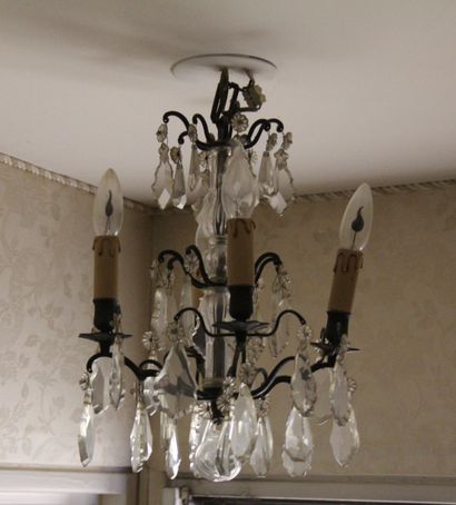 null Small metal chandelier with four lights

47 x 30 cm.