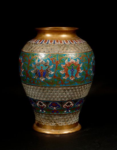 null *Vase balustre en bronze et bronze cloisonné à décor de frises de feuillage,...
