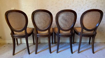 null *Six chaises cabriolets cannées à dossier médaillon en bois naturel, style Louis...