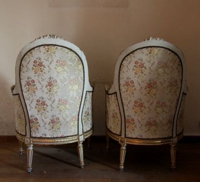 null A pair of Louis XVI style gilt and grey lacquered wood cabriolets

H : 104 W...