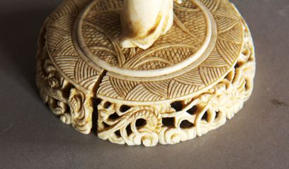 null An ivory Canton ball, with openwork decoration of dragons and small mobile balls,...