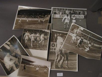 F.C. TROYES Important dossier de photographies de presse consacrées aux joueurs du...