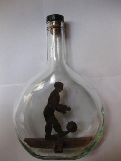 null Bouteille à liqueur en verre renfermant un joueur de foot en bois et son ballon...
