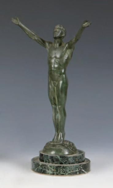 Edouard FRAISSE(1880-1956) Le Vainqueur Sculpture. Epreuve en bronze à patine verte...