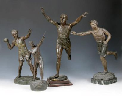 null Lot de 4 sculptures en régule: - Victoire par CARLIER (sur double socle en bois)....
