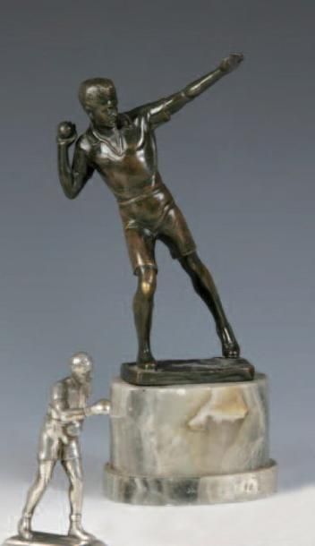 Ecole française vers1900 Lanceur de poids Sculpture. Epreuve en bronze sur socle...