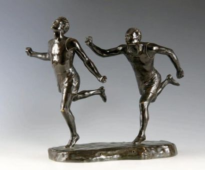 Etienne FORESTIER (XIX-XXe) Arrivée au sprint Sculpture. Epreuve en bronze à patine...