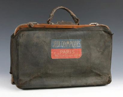Paris,1924 Sac de voyage en cuir portant l'étiquette officielle pour les bagages...