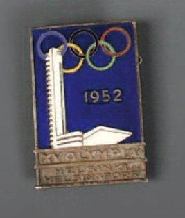 Helsinki,1952 Badge officiel de juge en métal argenté et émail bleu et blanc (absence...