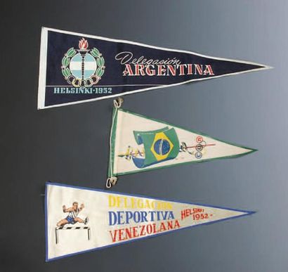 Helsinki,1952 3 Fanions: ceux des équipes du Vénézuela et de l'Argentine, celui du...