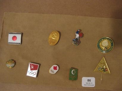 Tokyo,1964-Mexico,1968 1 Planche de 9 insignes: - délégation japonaise pour la XVIIIe...