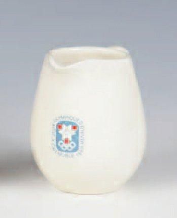 Grenoble,1968 Pot à lait en porcelaine de Lunéville Hauteur: 10 cm