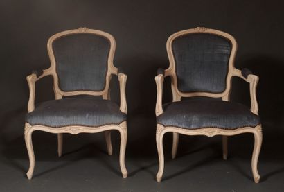 null Paire de fauteuils cabriolets laqués blanc sculptée de fleurs, style Louis XV

H...