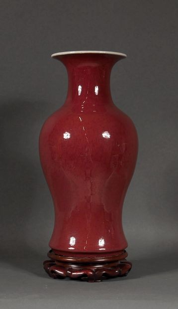 null Porcelain baluster vase with oxblood red slip, China

Height: 40 cm.