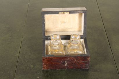 null Coffret à parfums en bois de placage marqueterie de laiton, fin XIXe siècle

H:...