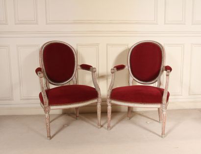 null Paire de fauteuils cabriolets à dossier médaillon en bois relaqué gris et rose,...