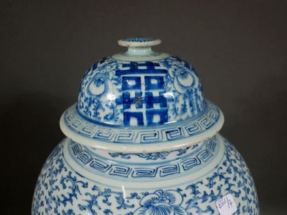 null White-blue porcelain baluster vase, modern China

H: 47 cm (damaged lid).