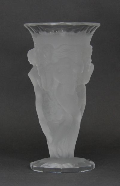 null Vase sur pied en verre transparent et mat à décor en relief de bacchanales et...