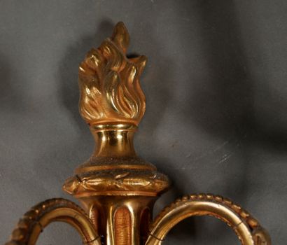 null Paire d'appliques en bronze à deux lumières style Louis XVI

H : 34 cm L : 26...