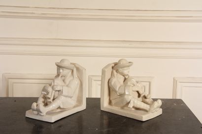 null Pair of bookends in earthenware with cream engobe with decorations of Bretons...