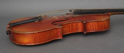 null Violon 3/4 Mircourt portant une étiquette apocryphe Stradivarius, dans son étui...