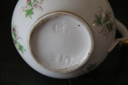null Partie de service à thé en porcelaine blanche à décors de fleurs polychromes...