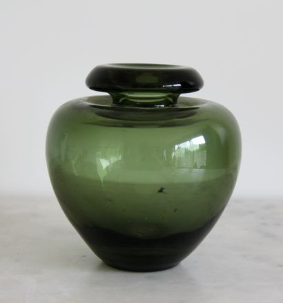 null Vase globulaire à col évasé en verre teinté vert, signé, travail hollandais

H...