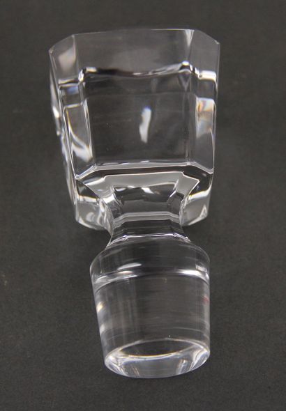 null SEVRES

Carafe en cristal de forme cubique à pans coupés

H : 26 cm.
