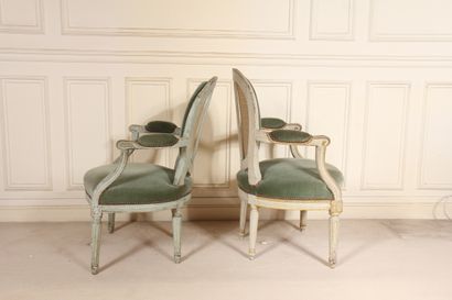 null Deux fauteuils en bois relaqué, gris pour l'un et blanc et doré pour l'autre,...