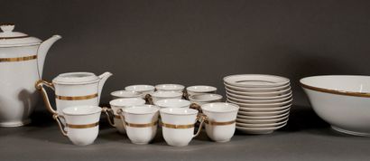 null RAYNAUD - BERNARDAUD Limoges

White and gold porcelain coffee set and a set...