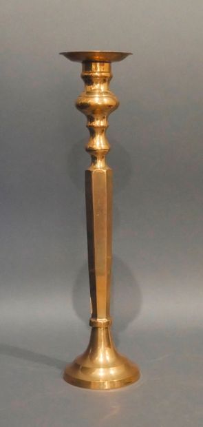 null Bougeoir en bronze, H : 39 cm.