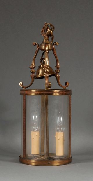 null Lanterne en métal à deux lumières style Louis XVI

H : 70 cm Diam. : 19 cm