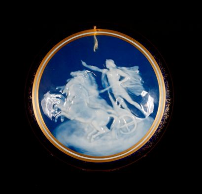 null Camille THARAUD Limoges

Bonbonnière couvertes en porcelaine à fond bleu et...