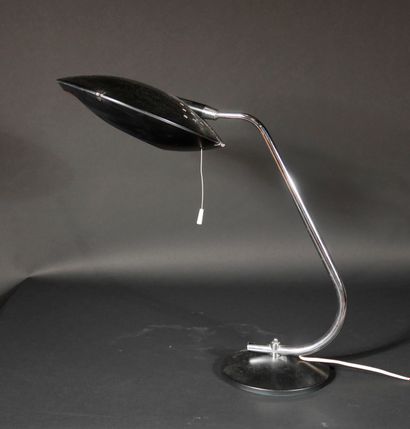 null Lot : 

- Pied de lampe en tôle laqué noir et tube en métal chromé

H : 44 cm.

-...