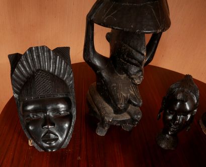 null *Lot de bibelots africains dont tambour en bois naturel sculpté