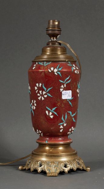 null Ceramic lamp base enamelled with flowers, brass mounting

Height : 25,5 cm