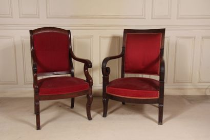 null Deux fauteuils en acajou, XIXe siècle 

H: 93 L: 63 P: 58 (accidents)

H: 96...