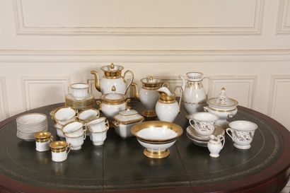 null Lot de verseuses , tasses et sous-tasses en porcelaine blanche et dorés dépareillées,...