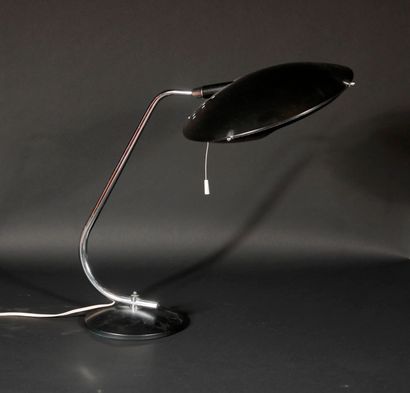 null Lot : 

- Pied de lampe en tôle laqué noir et tube en métal chromé

H : 44 cm.

-...