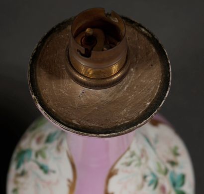 null Vase en porcelaine à fond rose à décor d'un médaillon blanc fleuri, monté en...