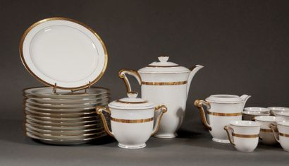 null RAYNAUD - BERNARDAUD Limoges

White and gold porcelain coffee set and a set...