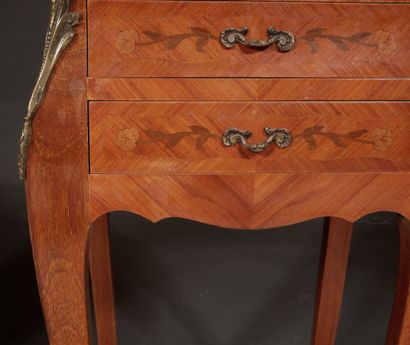 null Chevet en bois de placage à deux tiroirs, plateau marbre, style Louis XV

H...